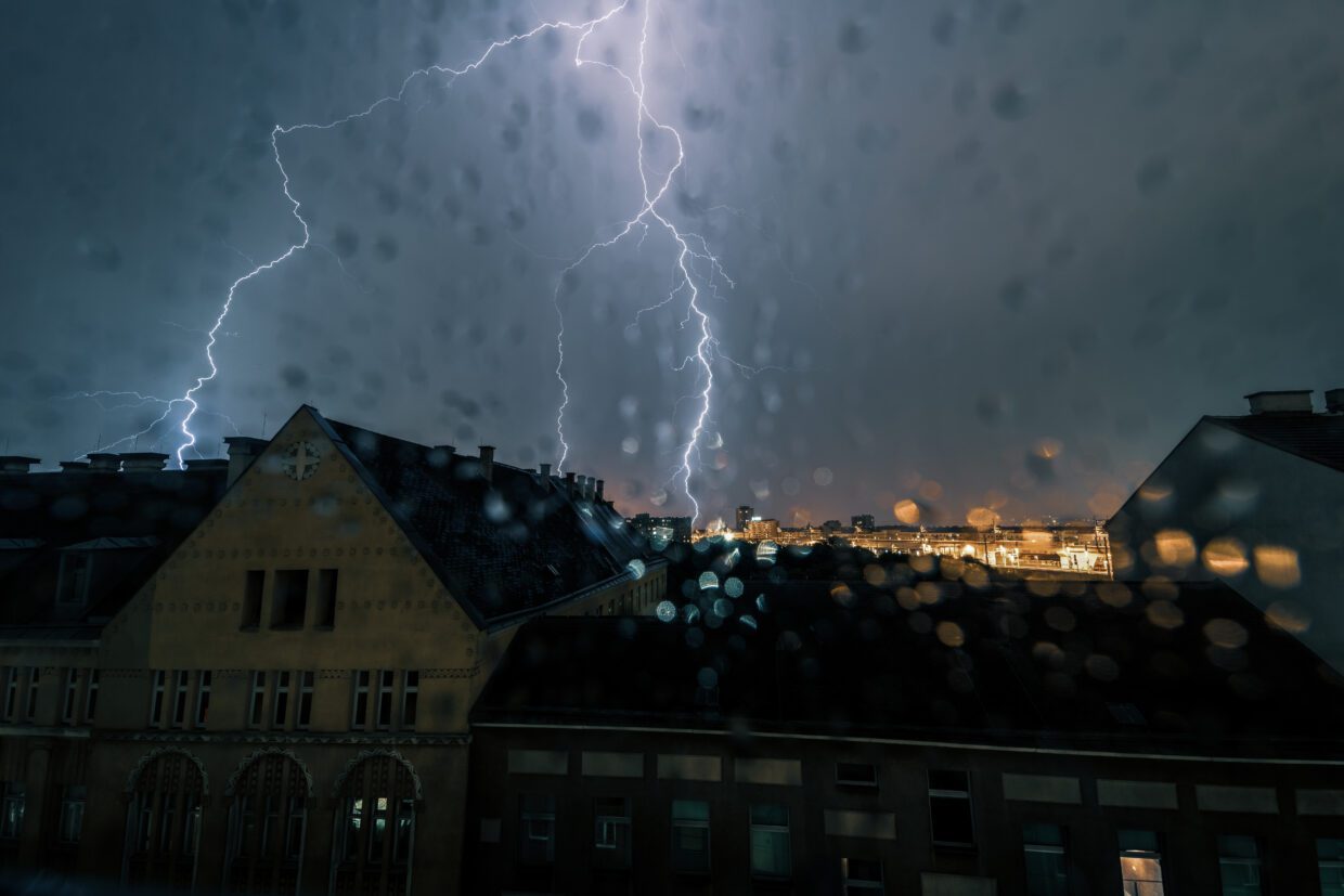 lightning-and-thunder-weathers-ektakto-vroxes-kairos